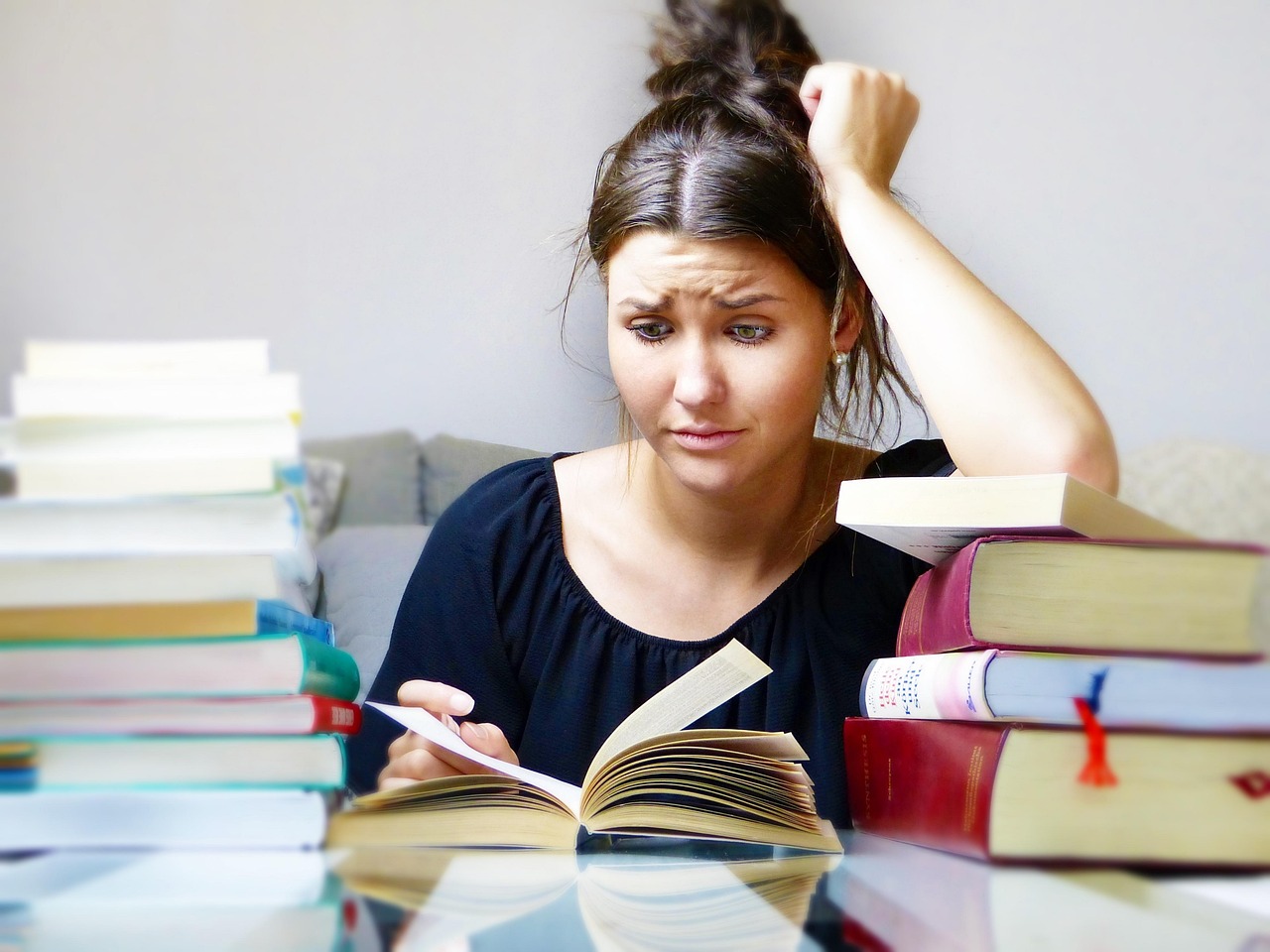 woman, books, youthful-4118058.jpg